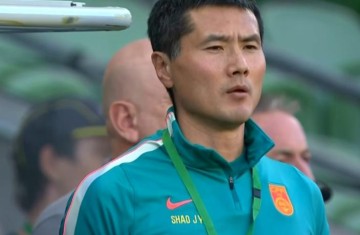 这也太快了！仅9分钟，国足0-2喀麦隆，后防线漏人，颜骏凌被吐槽